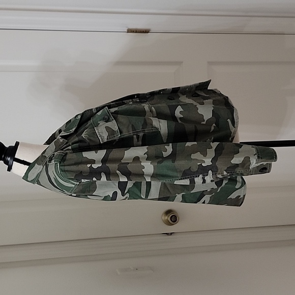 J. Crew Size M Camouflage Button Up Utility Shacket, Excellent Used Condition - Picture 5 of 13